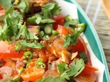 Salade birmane de sardines en boîte et de tomates