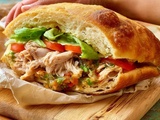 Bokit guadeloupéen maison, garniture au poulet et sauce chien