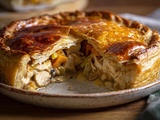 Tourte salée dorée au poulet, poireaux et champignons