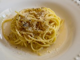 Pâtes cacio e pepe (pâtes au fromage et poivre)