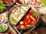 Fondue chinoise aux deux saveurs : histoire, secrets et art de la convivialité