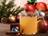 Jus de pommes chaud aux épices de Noël : pourquoi cette boisson réconforte toute la famille