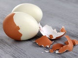 Œuf dur difficile à écaler : pourquoi la coquille colle (et 6 méthodes qui fonctionnent)