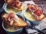 Soupe à l’oignon et aux pomme de terre, tartines de pain gratinées et Jambon de Parme