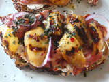 Tartines aux pêches, lards et miel pimenté