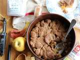 Apple pandowdy ou gâteau aux pommes délicieux avec des farines sarrasin et seigle, une recette à tomber