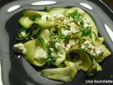 Salade de courgettes: pignons de pin, féta et basilic