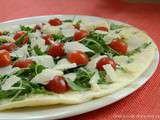Pizza blanche: mozzarella di buffala, huile de truffe, roquette, tomates cerises, copeaux de parmesan {végétarien}
