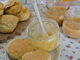 Scones au chocolat blanc et curd pamplemousse et chocolat blanc - Une ribambelle d'histoires