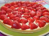 Tarte aux fraises sur lit de crème patissière à la rhubarbe