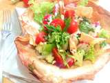 Salade fettouche servie dans un bol en raghif. (pain syrien)