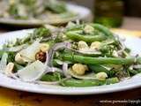 Salade d'haricots verts tièdes, oignon rouge, parmesan, noisettes et basilic
