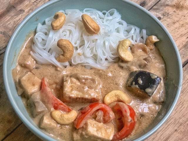 Pâtes sautées au porc, satay et lait de coco - La cuisine de Bernard