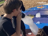 Faire de la mousse avec du liquide à bulles, une chaussette et une bouteille