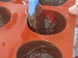 Sphère surprise de chocolat aux poires sauce caramel