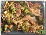 Cuisses de poulet, pommes de terre, ail et romarin et une touche de vert, le brocoli