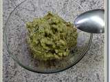 Pesto de brocoli avec du basilic et du parmesan sur des linguines