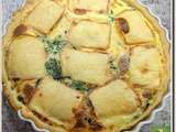 Tarte, aux épinards, recouverte de tranches de fromage à raclette