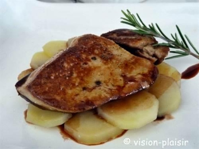 Foie gras poêlé aux kakis et girolles, jus au poivre des dunes