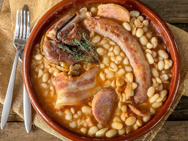 https://recettes.de/images/blogs/you-can-cook-it/traditionnelle-du-cassoulet-pour-regaler-toute-la-famille.640x480.jpg