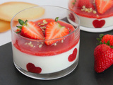 Voici une délicieuse Panna cotta au yaourt à la vanille avec rhubarbe et fraises rôties