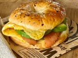 Bagel oeuf saumon avocat pesto