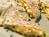 Quesadillas aux œufs brouillés et aux 3 fromages