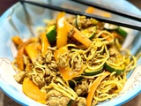 Wok de nouilles à la dinde hachée et légumes