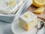 Gâteau percé au citron {lemon poke cake, en v.o.}