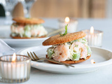 Sablés au parmesan, salade de crevettes au kiwi et céleri