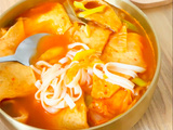 Kimchi Eomuk Kalguksu / Nouilles coréennes au kimchi et aux fish cakes / 김치어묵칼국수