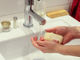 Gels douche pour bébé : guide des formules douces et sûres