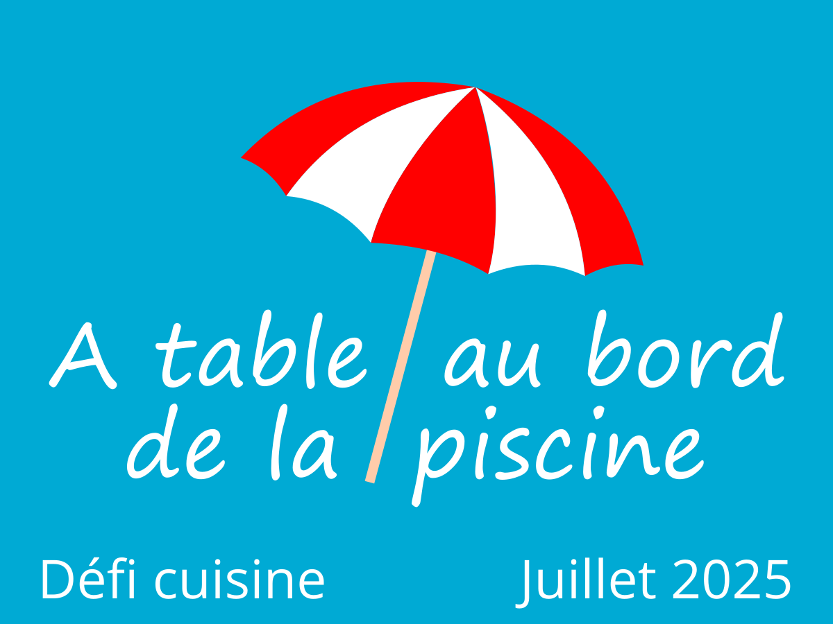 A table au bord de la piscine